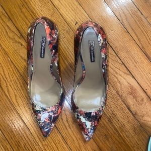 BCBGENERATION TREASURE PATENT HEELS MULTI COLOR